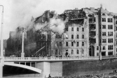 Činžovní dům na Rašínově nábřeží v Praze po zásahu americkou bombou v únoru 1945, Foto: volné dílo (CC0)