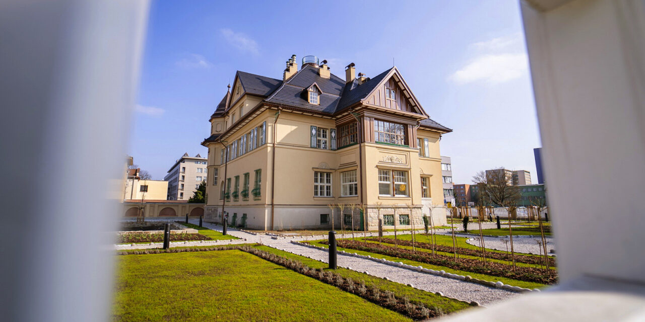 FOTO: Dřevomorkou napadené památce hrozil zánik. Po sto letech vypadá Grossmannova vila zase jako nová