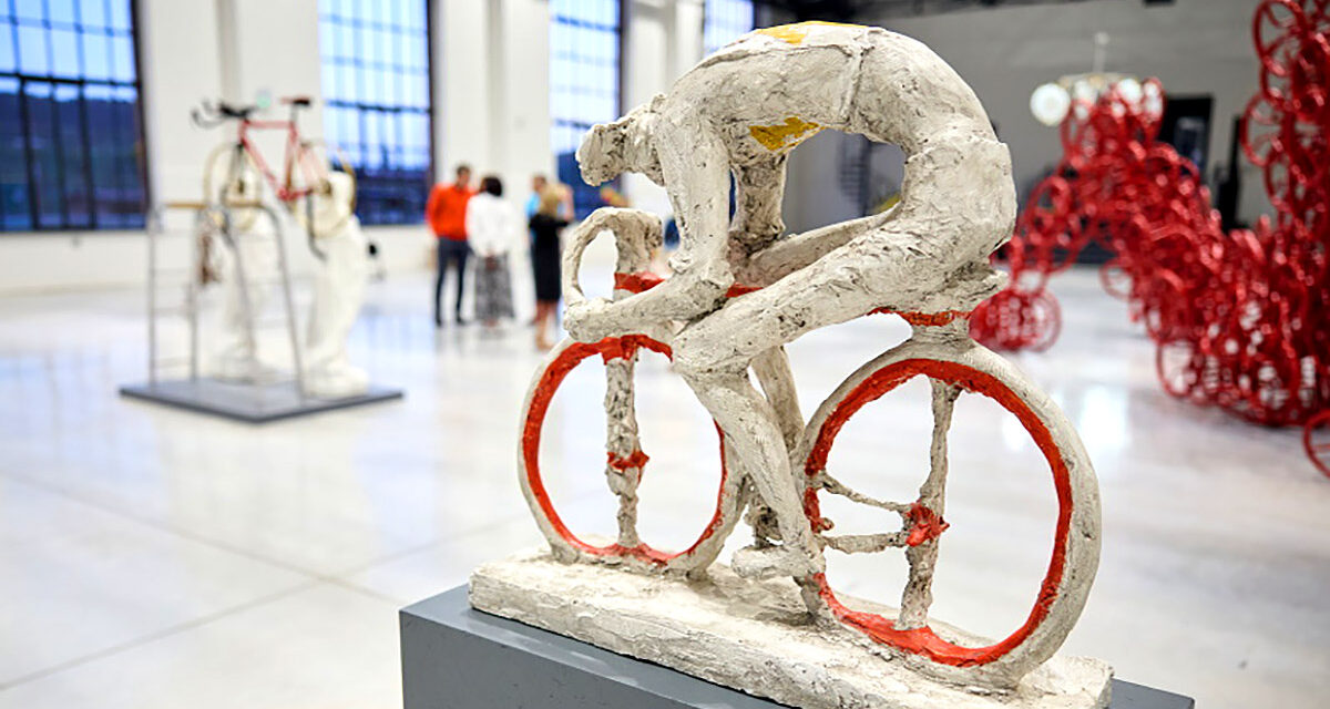 Kolo jako fenomén: Výstava v trutnovské galerii EPO1 propojuje cyklistiku a umění