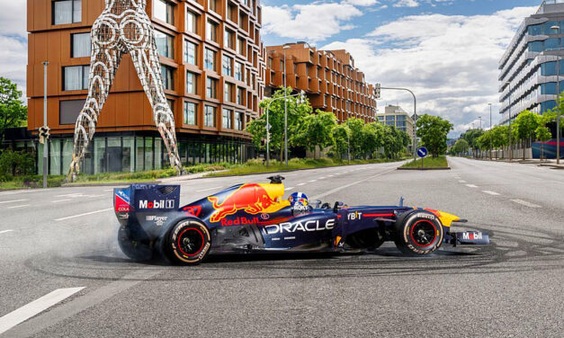 Skvělá zpráva pro milovníky rychlých kol a vůně benzinu. V Praze se bude zase prohánět formule 1